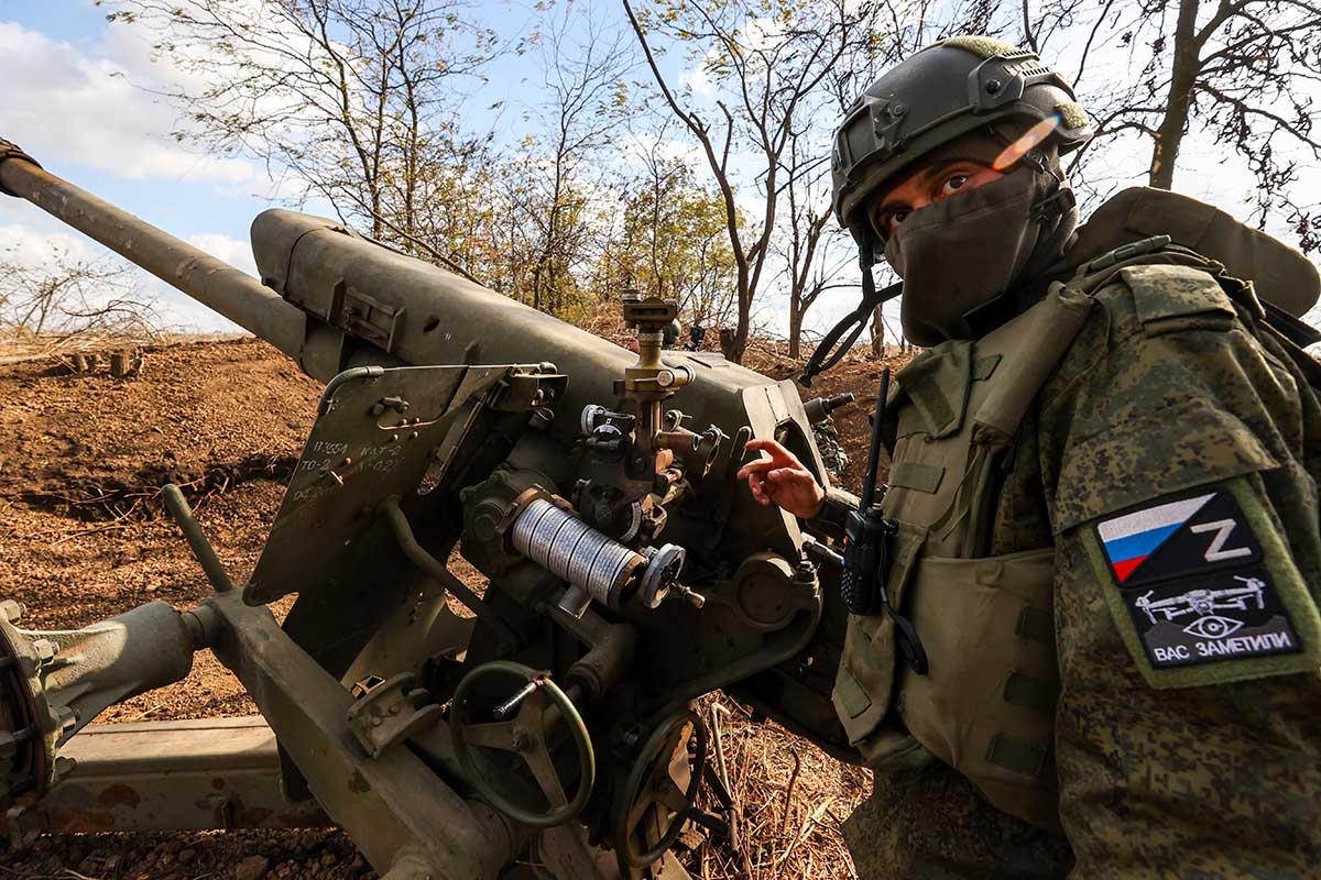 Наводчик гаубицы Д-30 артиллерийской батареи