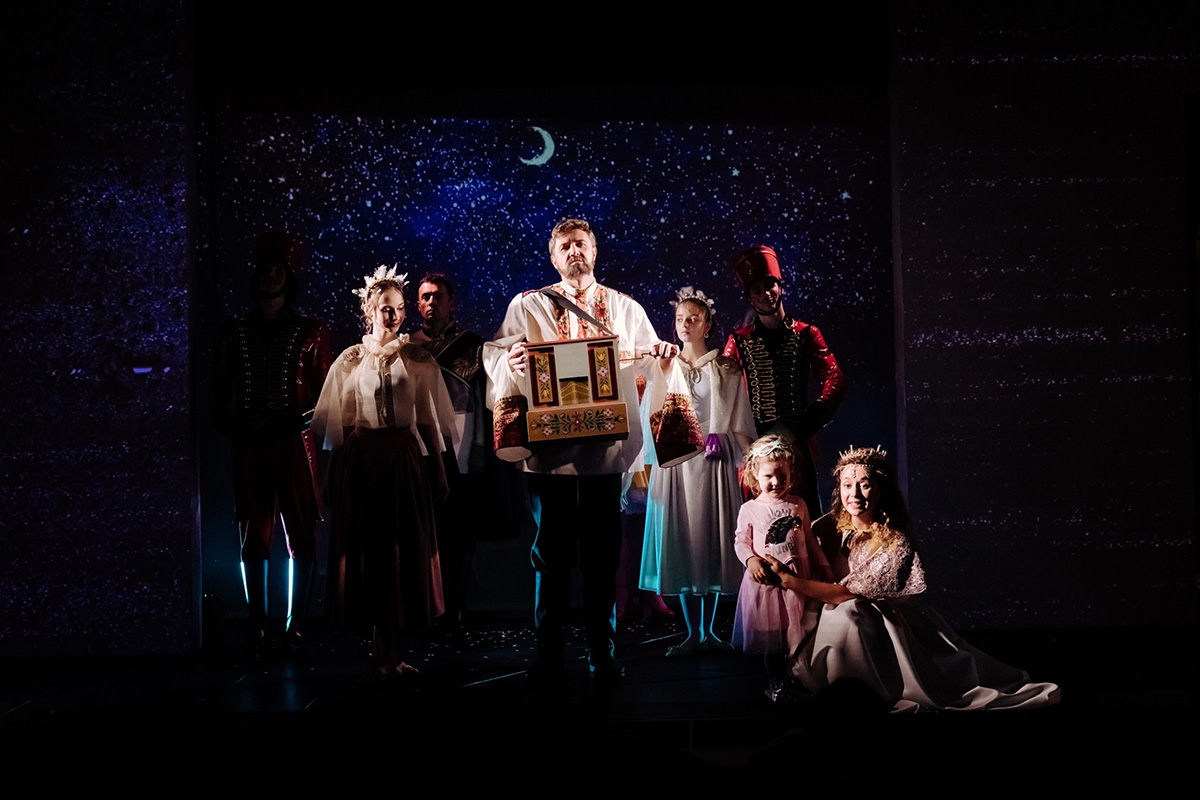 Сцена из иммерсивного спектакля "Детский альбом Чайковского"