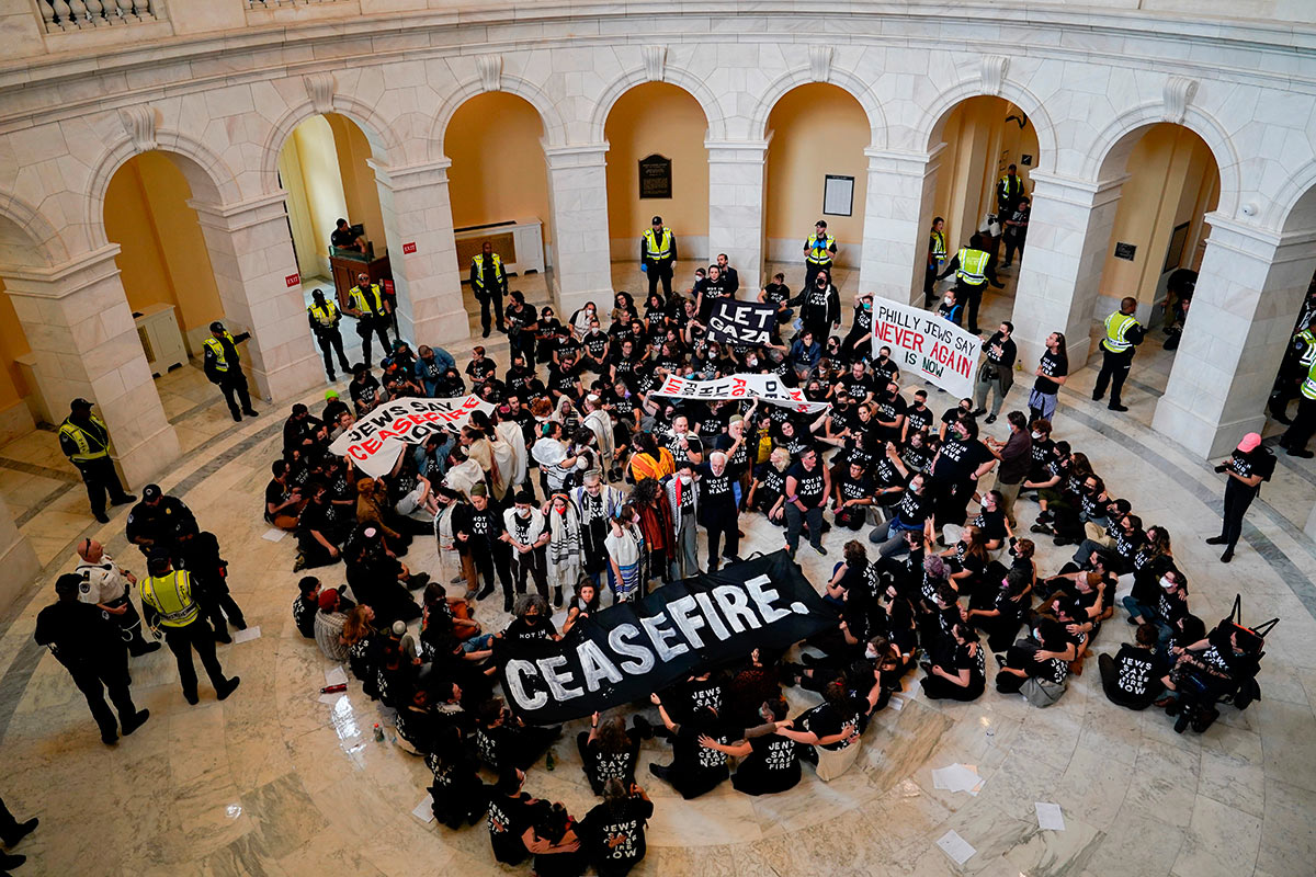 Участники акции в поддержку Палестины в здание Конгресса США