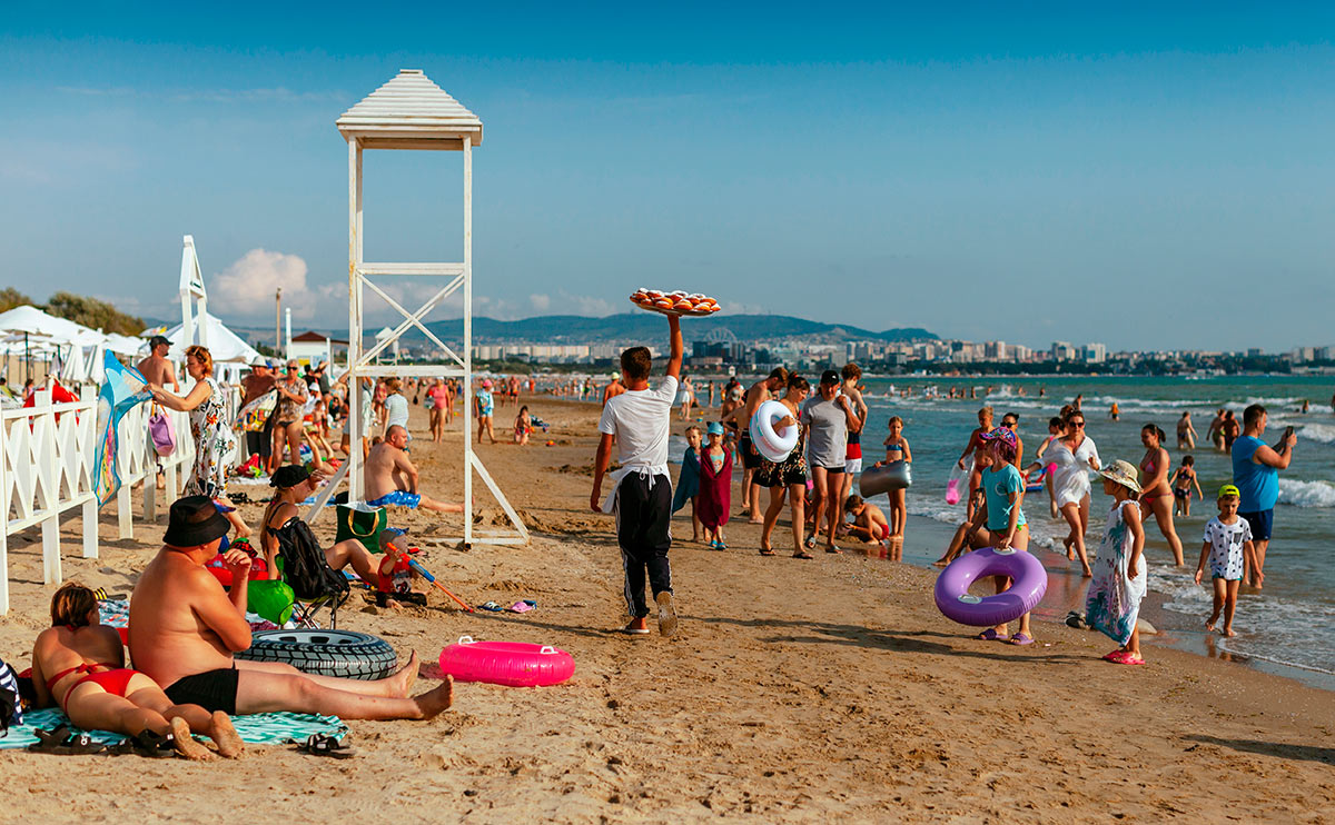 Отдыхающие на пляже Анапы