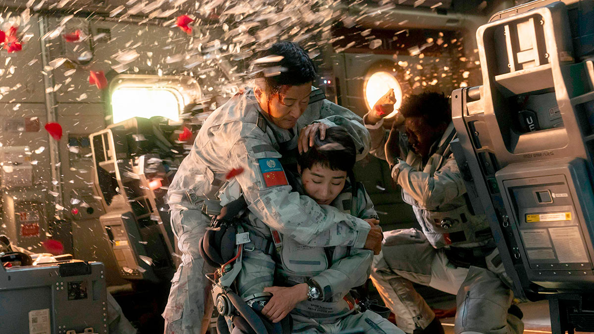 Кадр из фильма "Блуждающая Земля-2"