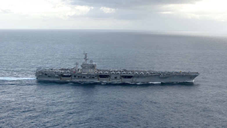 Авианосец США "Дуайт Эйзенхауэр" заметили по пути на Ближний Восток