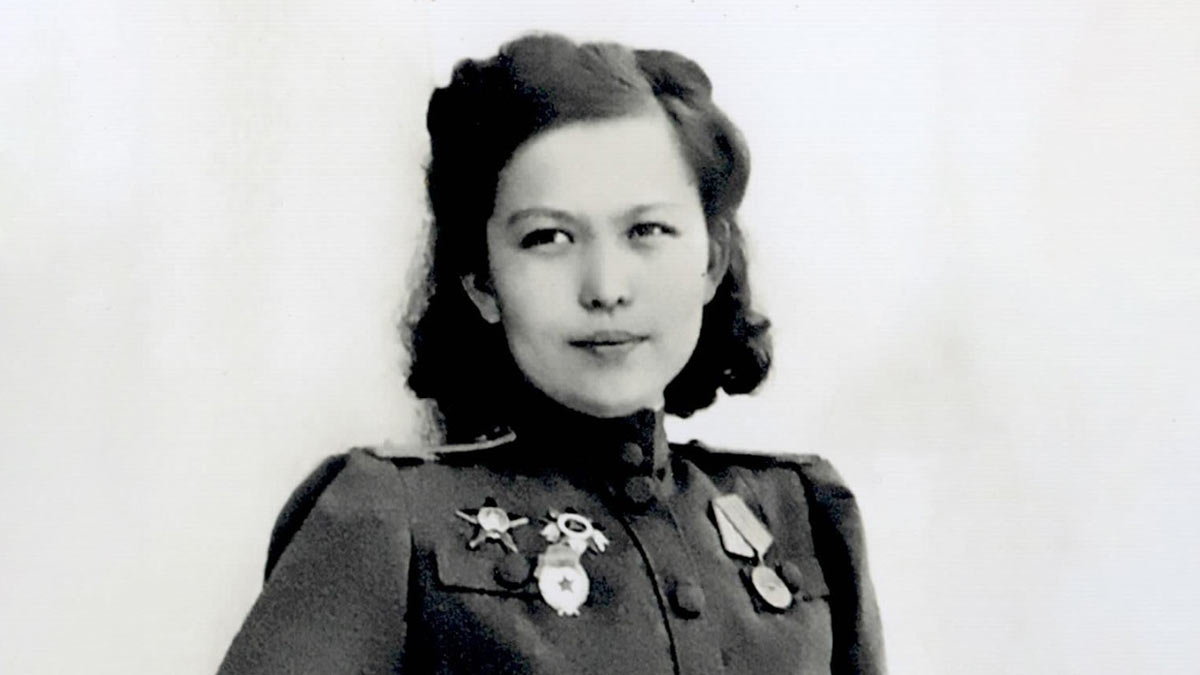 Советская лётчица Хиуаз Доспанова
