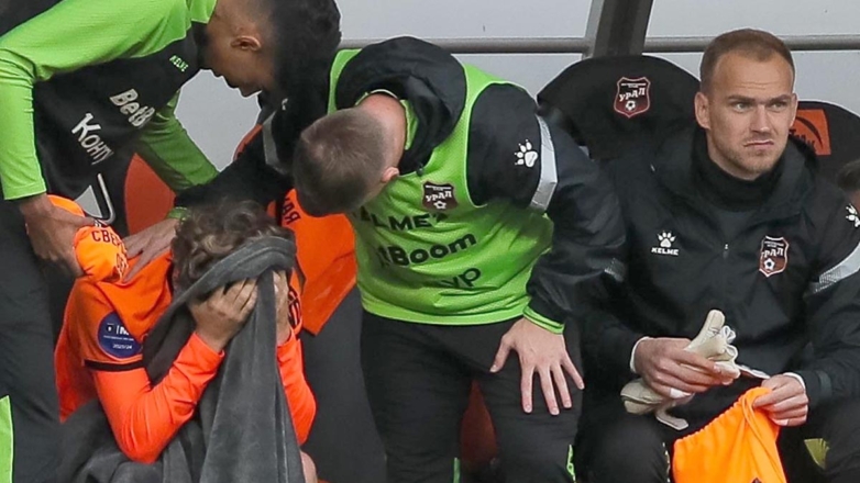 Игрок "Урала" расплакался после двух незабитых пенальти в матче с "Локомотивом"