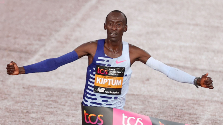 Кениец Келвин Киптум первым в истории преодолел марафон быстрее 2 часов 1 минуты
