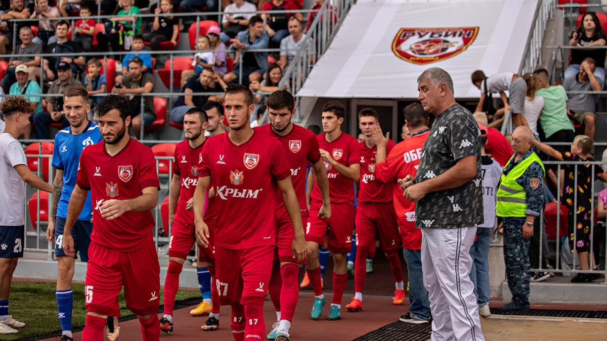 Команда ФК Рубин Ялта выходит на матч