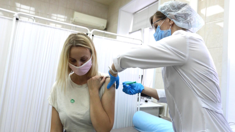 Опасна ли вакцинация: эксперты развенчали главные мифы о прививках от COVID-19