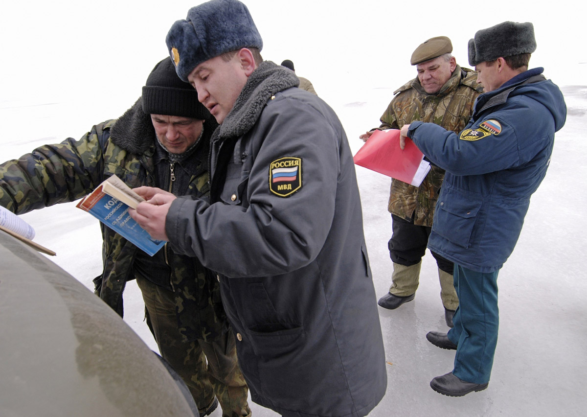 Рыбак изучает Кодекс РФ "Об административных правонарушениях".