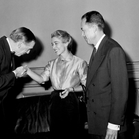 Посол Швеции во Франции, поздравляет чету Камю после объявления о присуждении французскому философу Нобелевской премии по литературе