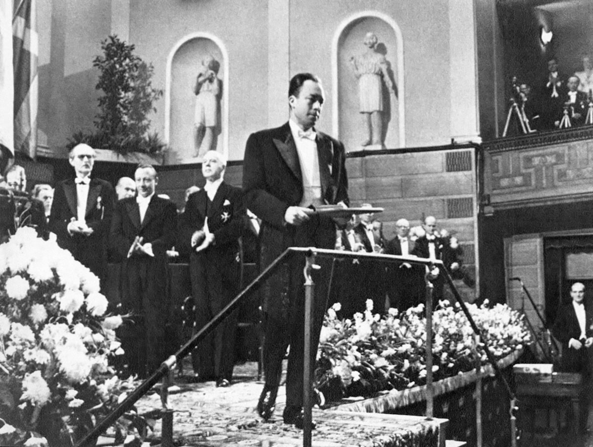 Альбер Камю получает НОБЕЛЕВСКУЮ ПРЕМИЮ