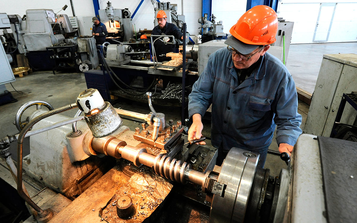 Токарь и в цехе завода грузоподъемных машин