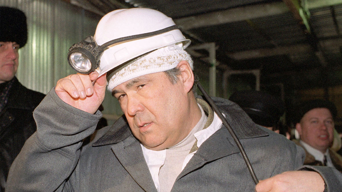 Аман Тулеев знакомится с новейшей технологией добычи угля на шахте "Анжерская -Южная"