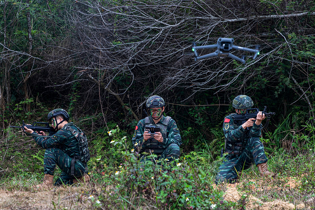 Китайские солдаты запускают БПЛА