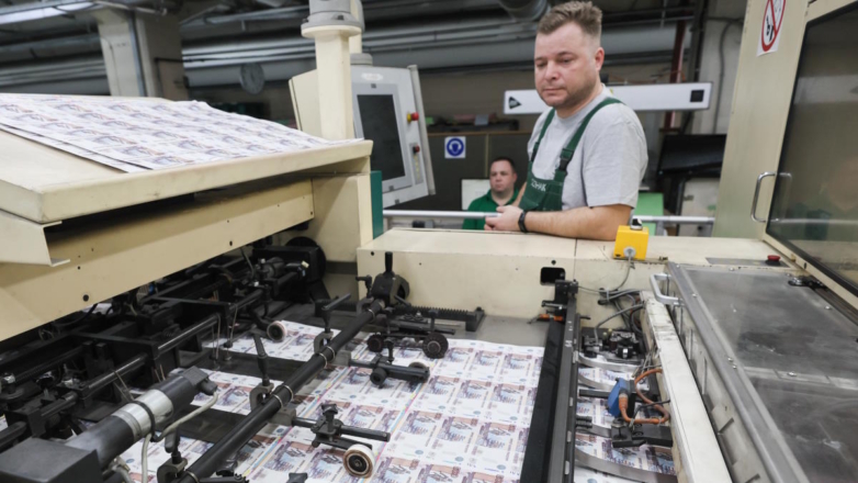 Россиянам напомнили, как отличить фальшивые деньги от выпущенных "Гознаком"