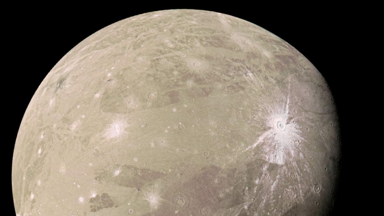 Ученые исследуют соли и органические соединения на поверхности Ганимеда