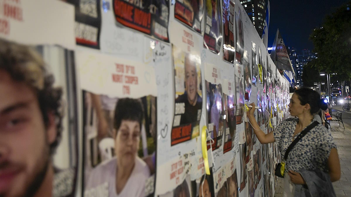 Стена с фотографиями израильтян