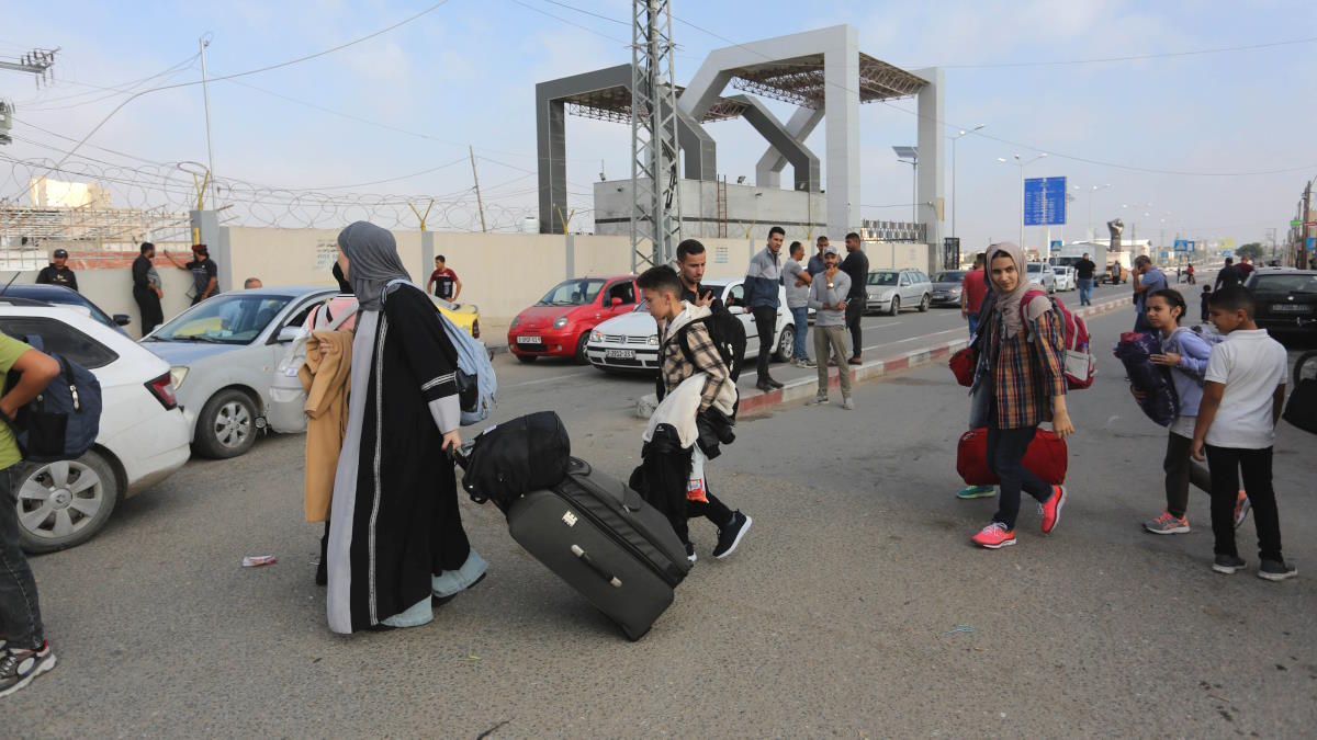 Люди на границе сектора Газа и Египта