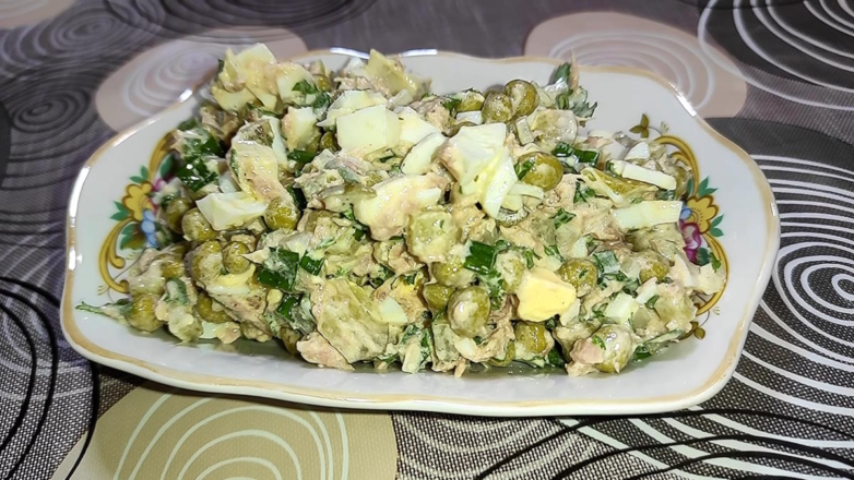 30 минут на кухне: салат с консервированным тунцом и зеленым горошком