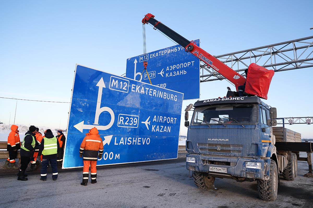 Установка дорожного указателя на участке трассы М-12 "Восток"