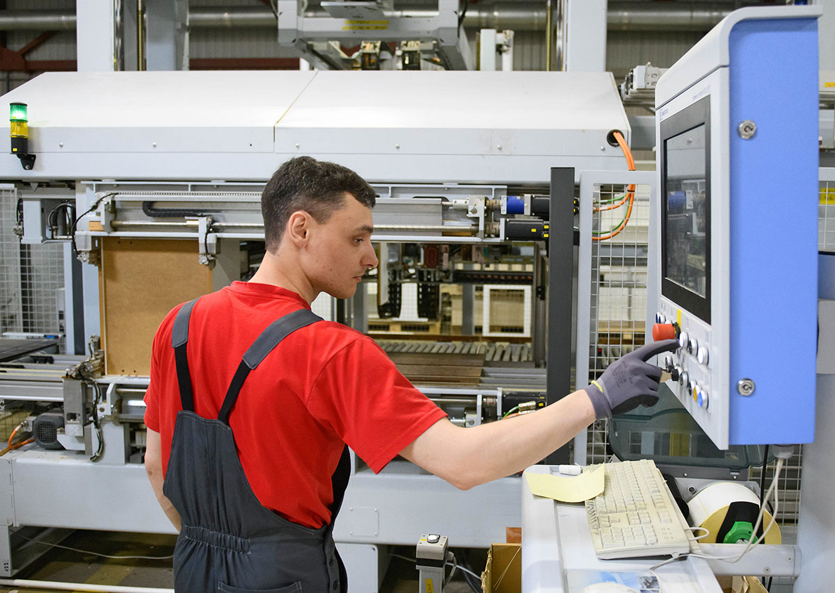 Рабочий за станком с ЧПУ