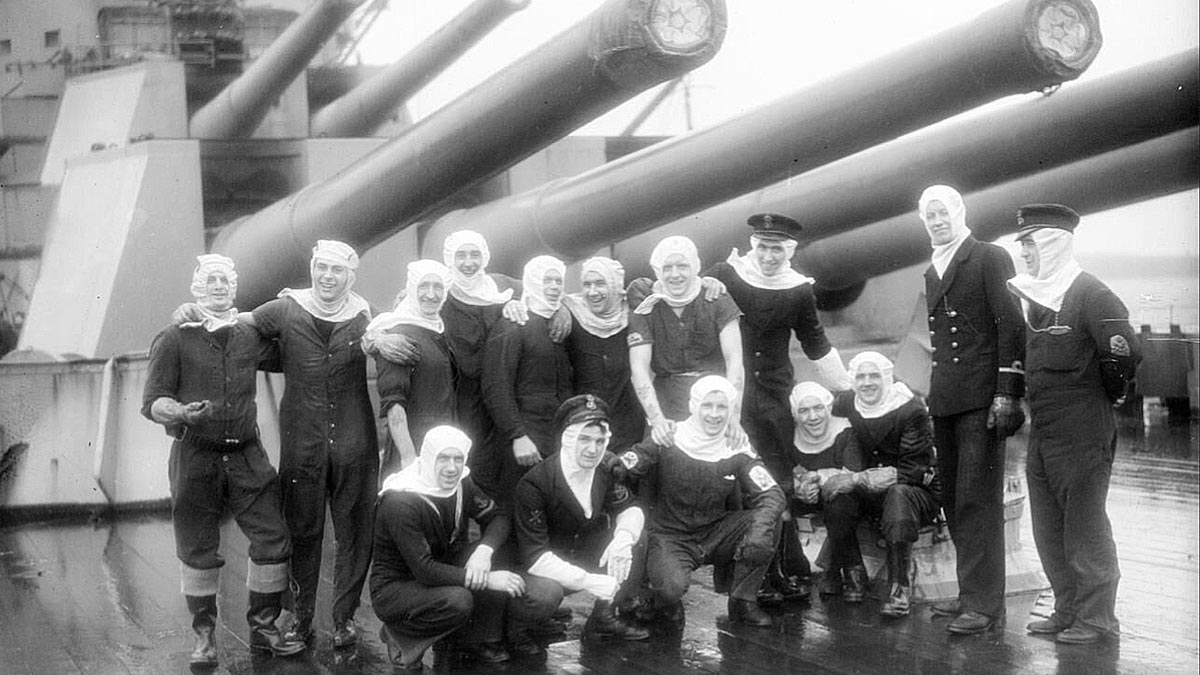 Артиллеристы "Дюк оф Йорк" на фоне орудий главного калибра линкора, после победы над "Шарнхорстом"