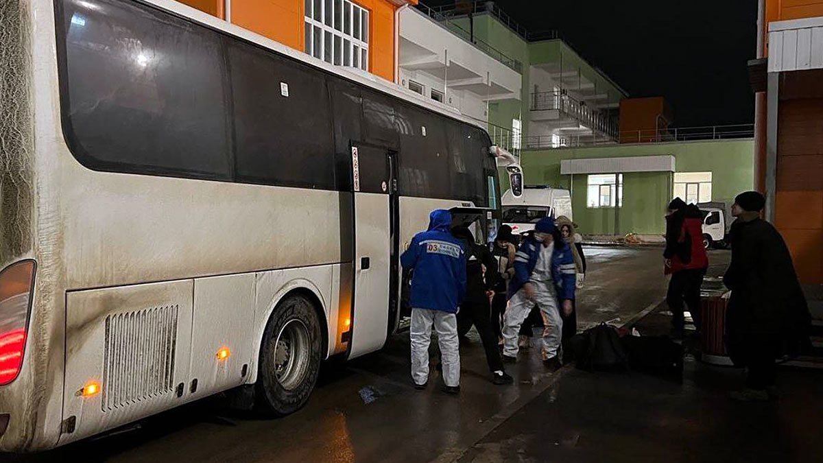 Автобус с пассажирами поезда Тюмень-Адлер, у которых была выявлена высокая температура