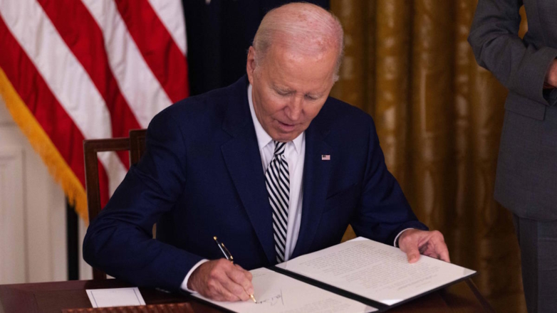 Байден запретит добычу нефти и газа на побережьях США