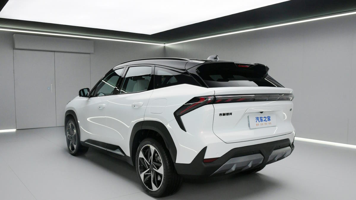 Geely Galaxy L7 сзади