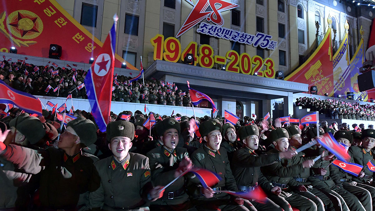 Военный парад в честь 75-й годовщины основания армии Северной Кореи