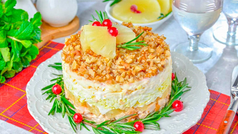 30 минут на кухне: яркий и сочный салат с ананасом и копченым сыром