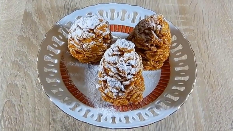 Праздничная кухня: новогодний десерт без выпечки "Еловые шишки"