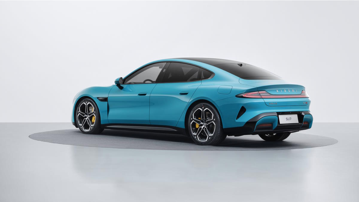 Xiaomi SU7 сзади