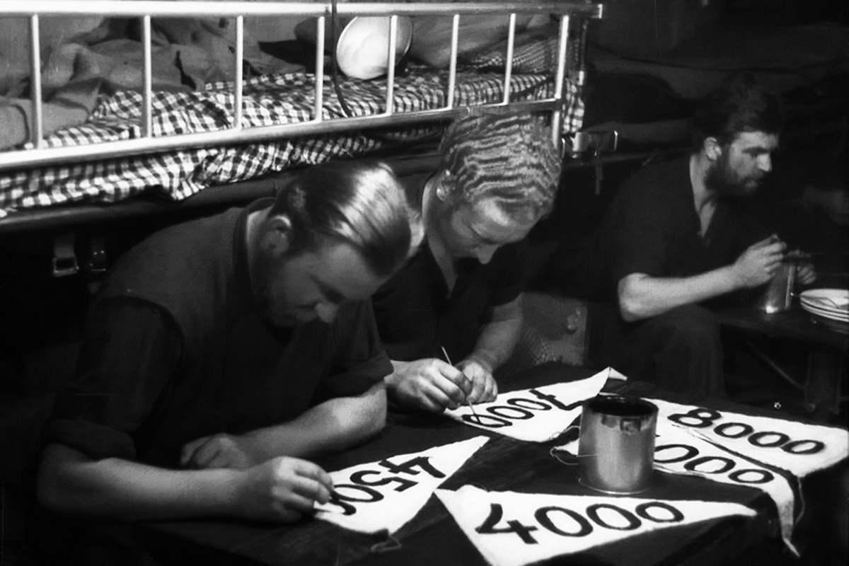 Моряки экипажа U 132 за рисованием победных вымпелов по возвращении на базу, август 1942 года.