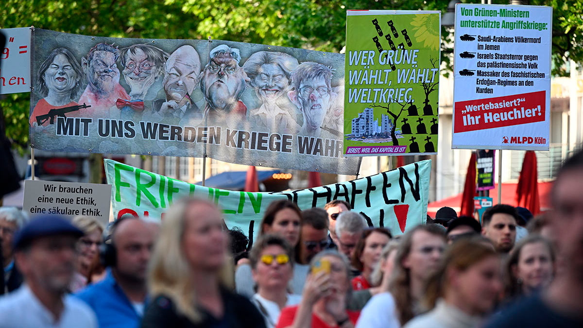 Демонстранты против войны на Украине на предвыборном мероприятии партии "Зеленые"