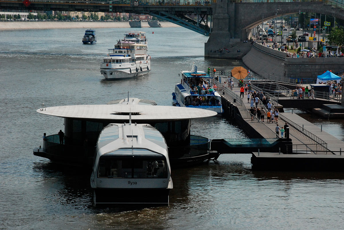 Электрическое пассажирское судно на Москве-реке
