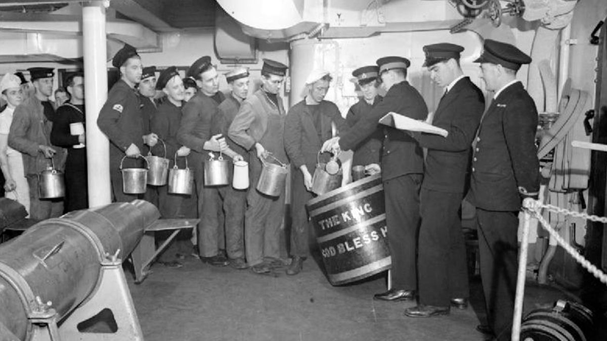 Британские моряки получают ром на линкоре "Кинг Джордж V"