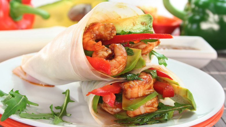 30 минут на кухне: буррито с креветками и свежими овощами