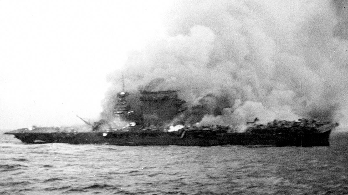 Горящий и тонущий авианосец "Лексингтон"