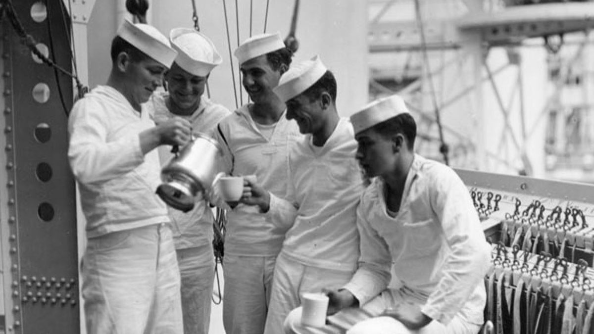 Моряки ВМС США вместо алкоголя пьют кофе