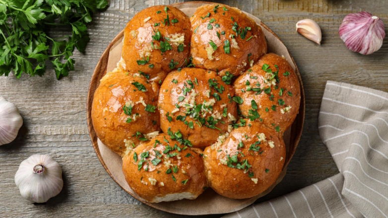 30 минут на кухне: приготовьте быстрые пампушки с чесночным соусом, пока варится суп