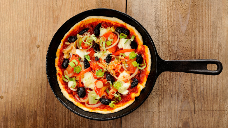 30 минут на кухне: быстрая пицца на сковороде