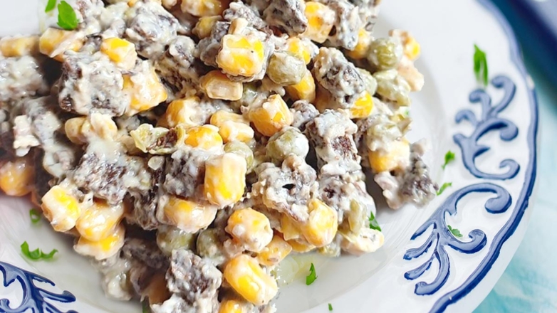 30 минут на кухне: шпротный салат с сухариками и консервированной кукурузой