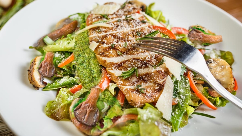 30 минут на кухне: cалат с курицей и вешенками с заправкой песто