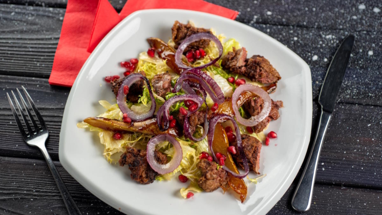 30 минут на кухне: салат с говяжьей печенью, грушами и гранатом