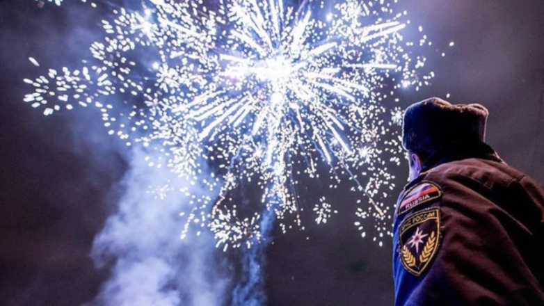 МЧС: в РФ в новогодние праздники резко снизилось число пожаров и травм от петард