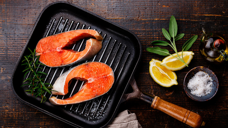 30 минут на кухне: простой и быстрый стейк кеты на сковороде