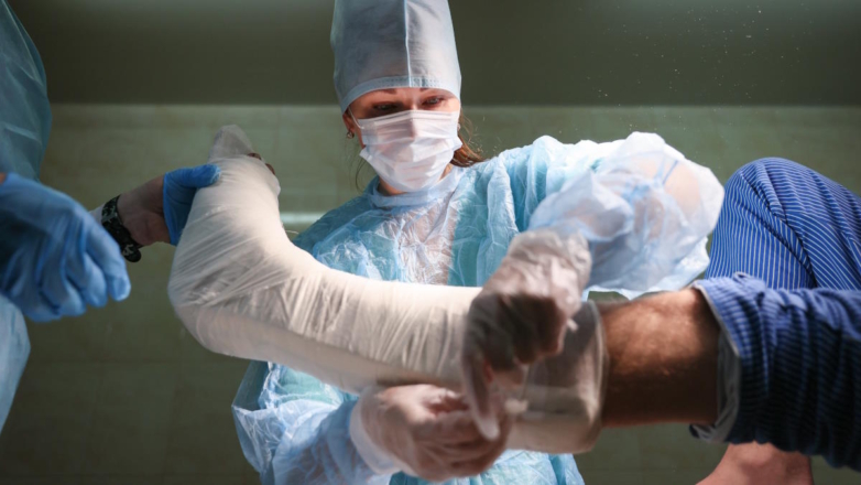 В России продлили меры соцподдержки для врачей, оказывающих помощь участникам СВО