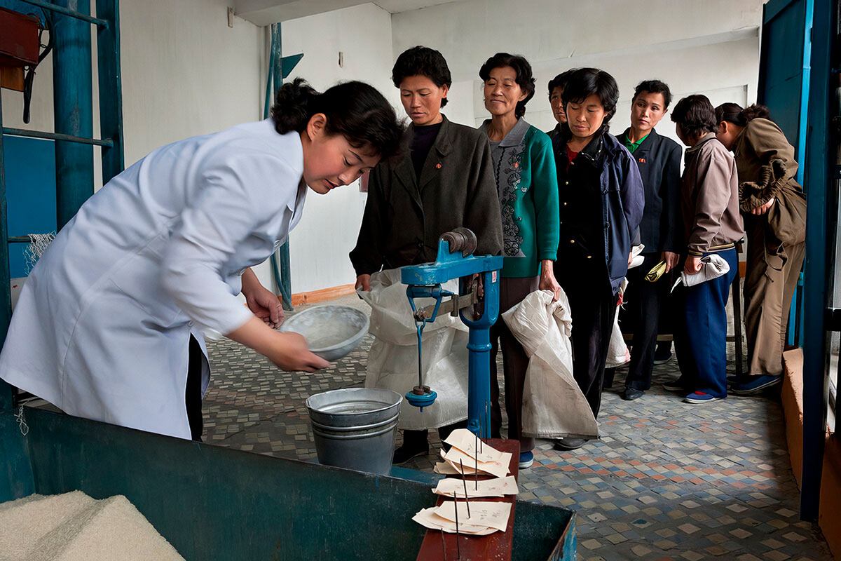 Станция раздачи риса в Северной Корее