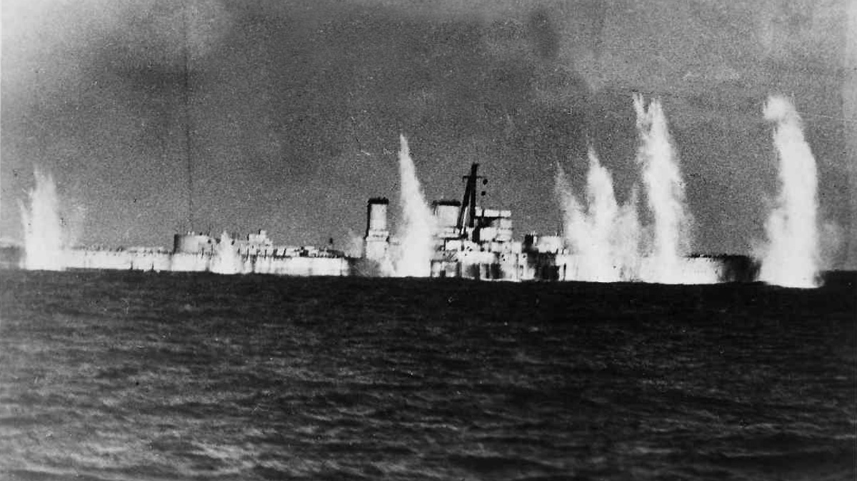 Корабль-цель HMS Centurion под огнем