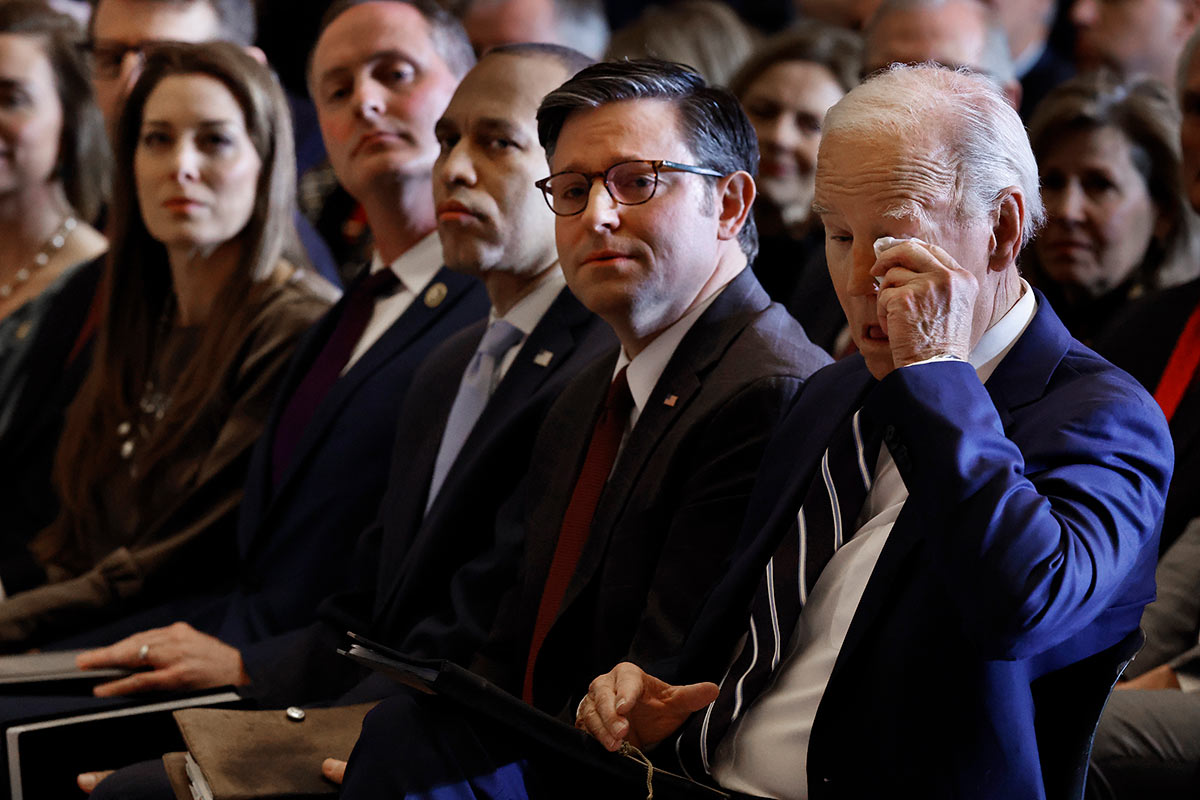 Спикер палаты представителей Майк Джонсон и президент США Джо Байден